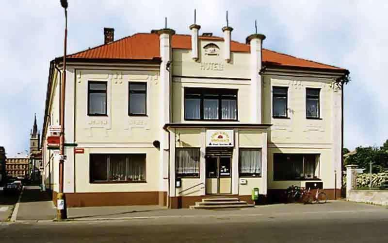Penzion Ceska Koruna ชาสลาฟ ภายนอก รูปภาพ